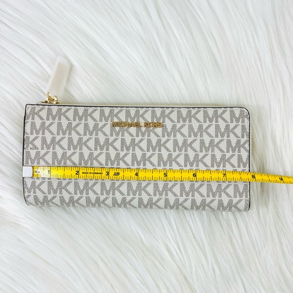 Michael Kors Jet Set Travel Large Three Quarter Zip Wallet - Picture 13 of 15